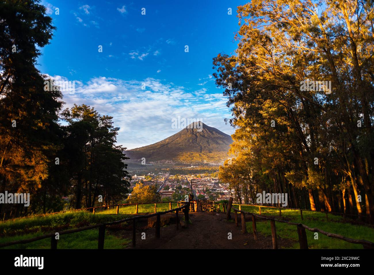 Aussichtspunkt Cerro de la Cruz in Antigua Guatemala Stockfoto Aussichtspunkt Cerro de la Cruz in Antigua Guatemala Stockfoto