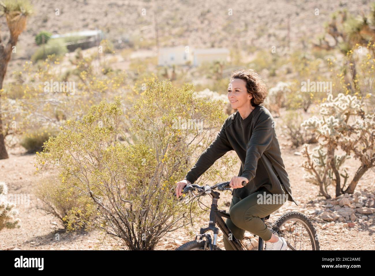 Frauen, die in der Wüste mit dem Fahrrad fahren Stockfoto