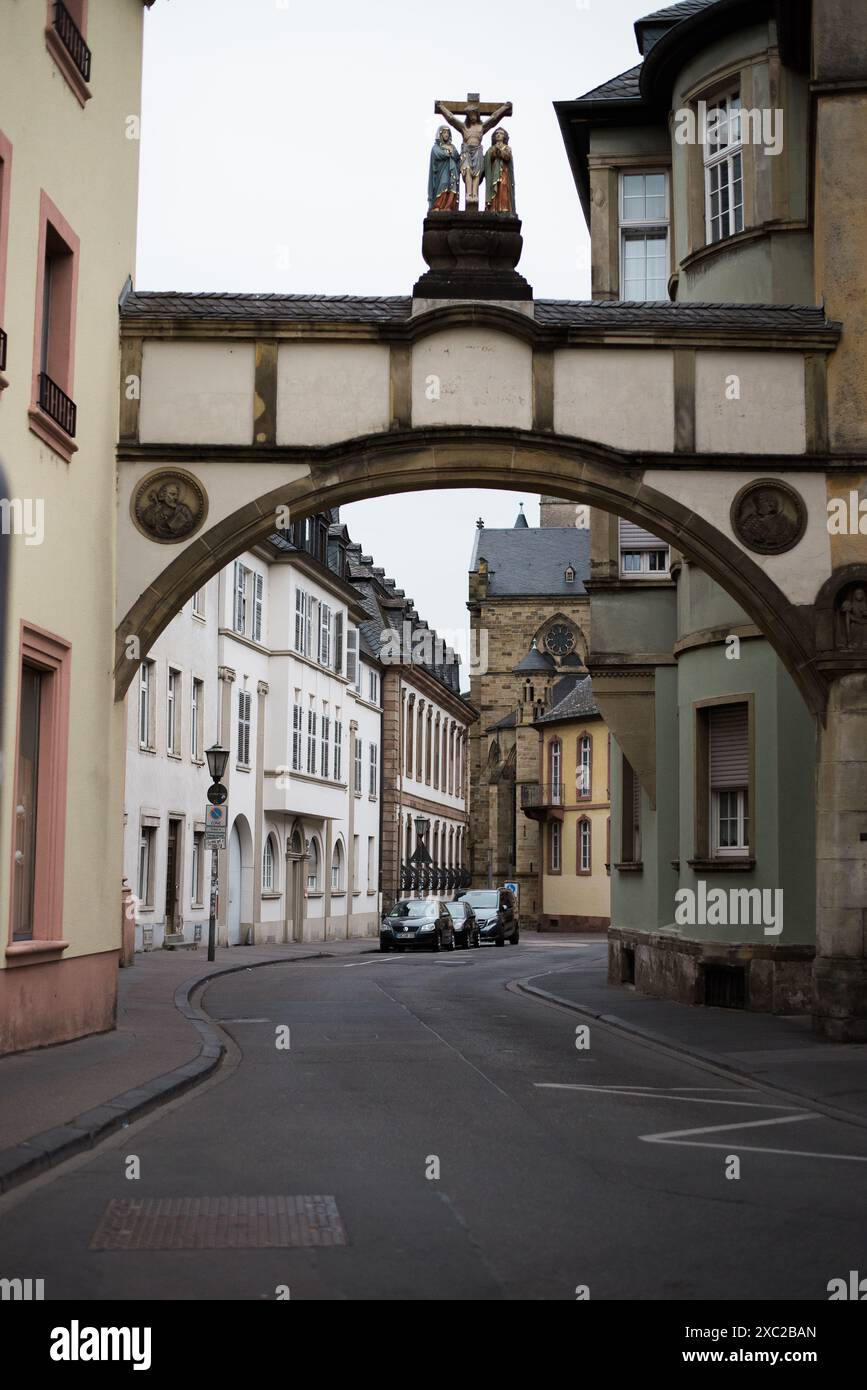 Bogengänge und alte Mauern im Stadtzentrum von Trier Stockfoto