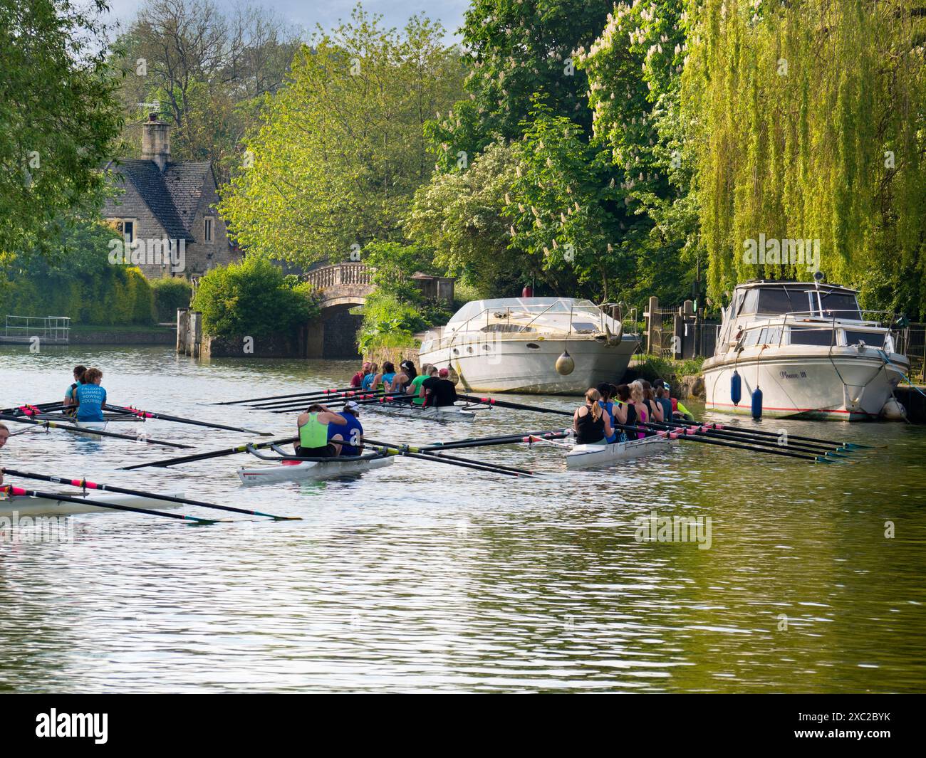 Ruderteams auf der Themse bei Iffley Lock und flussabwärts von Oxford. Es ist früh an einem Sonntagmorgen, aber man kann hier alle Arten von Rudern sehen Stockfoto