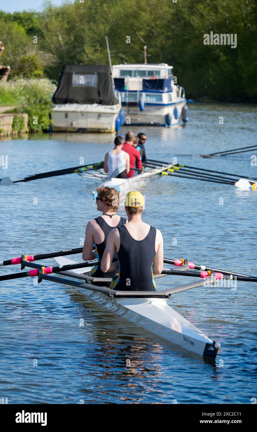 Ruderteams auf der Themse bei Iffley Lock und flussabwärts von Oxford. Es ist früh an einem Sonntagmorgen, aber man kann hier alle Arten von Rudern sehen Stockfoto