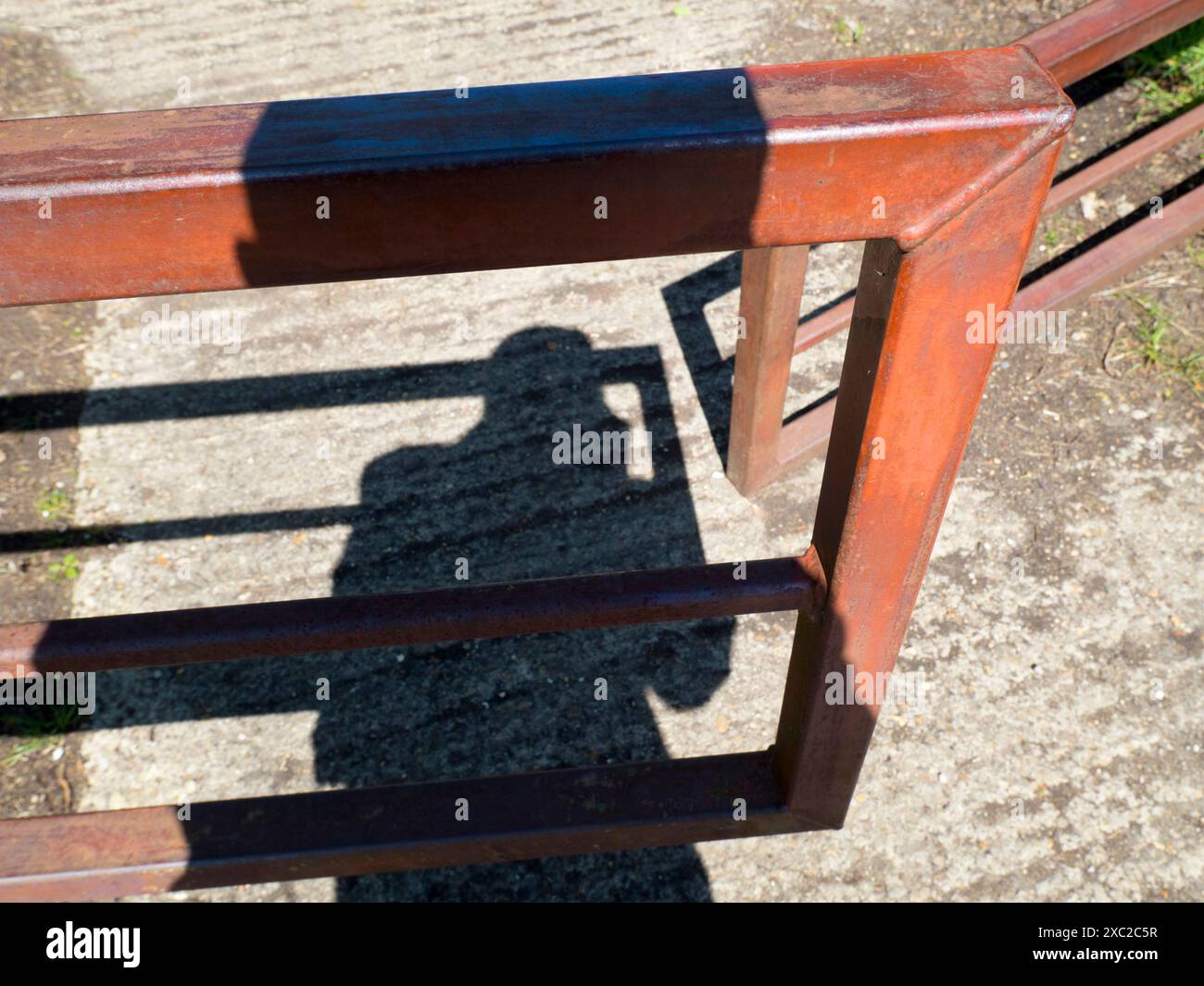 Mein Schatten und ein offenes Fußwegentor begrüßen mich auf einem meiner Lieblingswanderungen von meinem Heimatdorf Radley in Oxfordshire hinunter zur Themse. Stockfoto