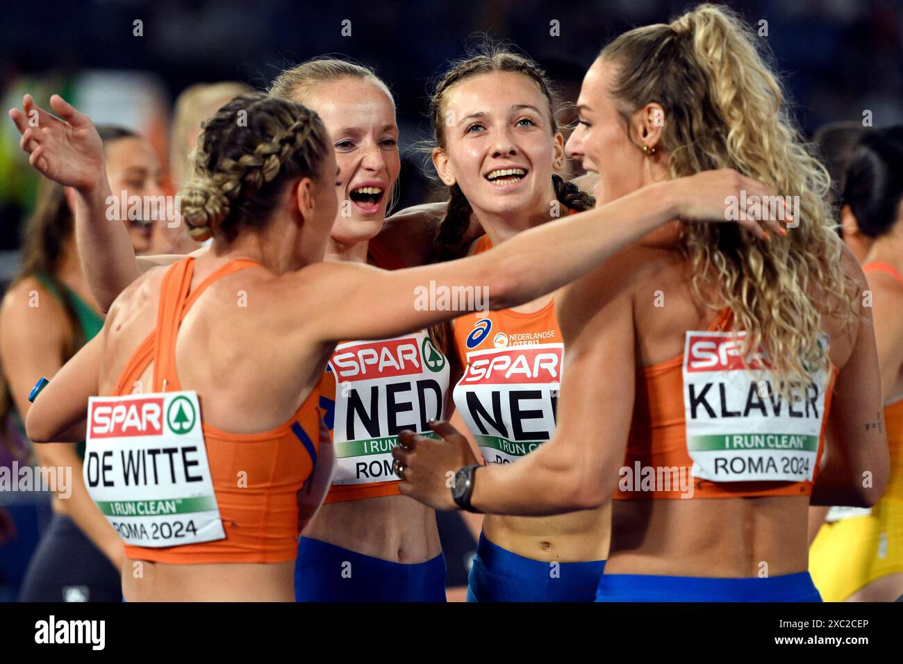 Lisanne de Witte, Cathelijn Peeters, Femke Bol und Lieke Klaver aus den Niederlanden feiern, nachdem sie am 12. Juni 2024 in der 4x400 m Staffel bei den Leichtathletik-Europameisterschaften im Olimpico-Stadion in Rom (Italien) teilgenommen haben. Das Team der Niederlande gewann die Goldmedaille als erster. Stockfoto