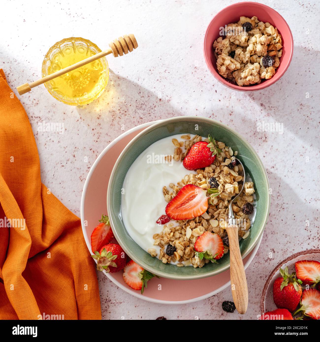 Müsli mit Joghurt und Erdbeeren in einer Schüssel auf dem Tisch Stockfoto