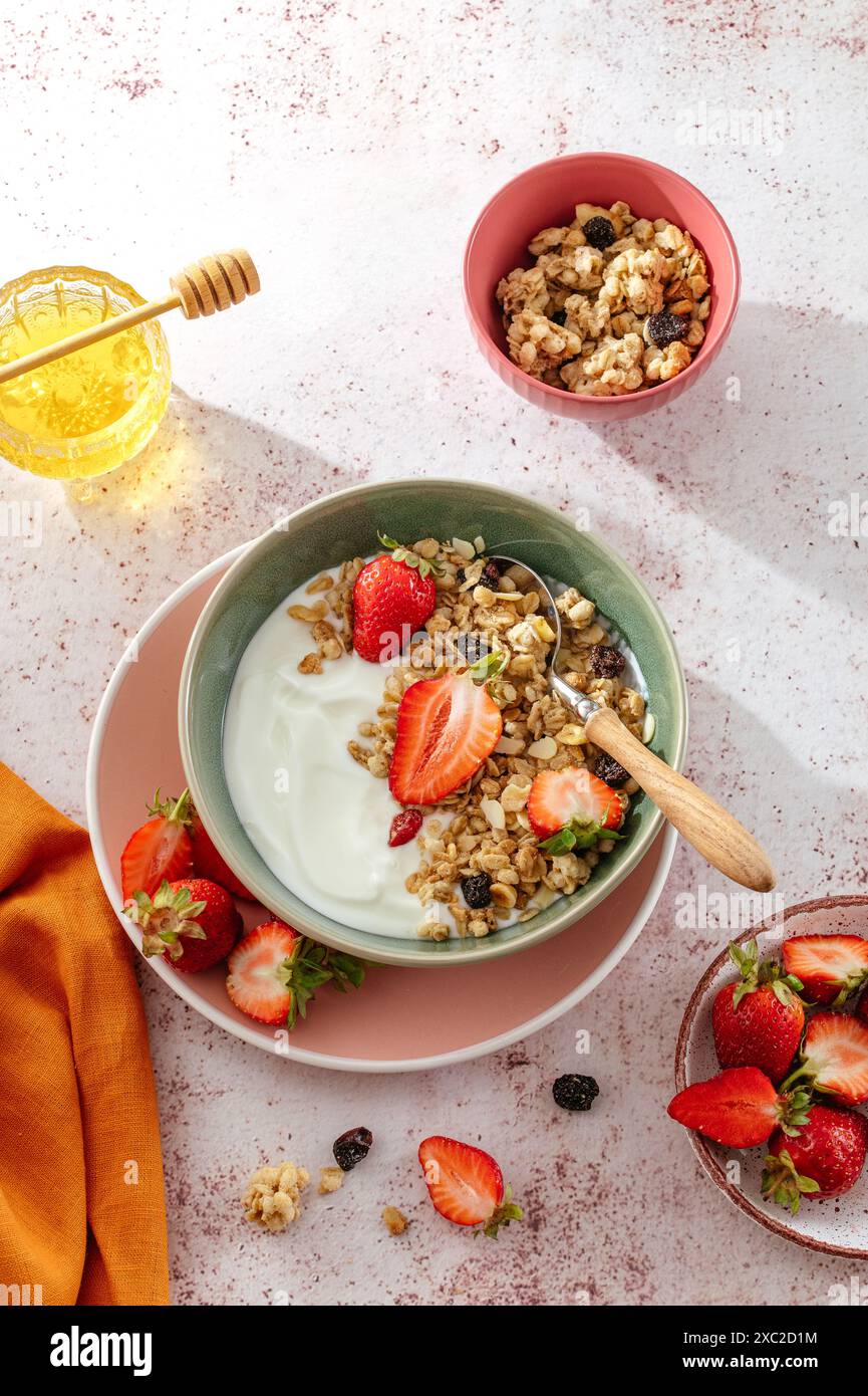 Müsli mit Joghurt und Erdbeeren in einer Schüssel auf dem Tisch Stockfoto