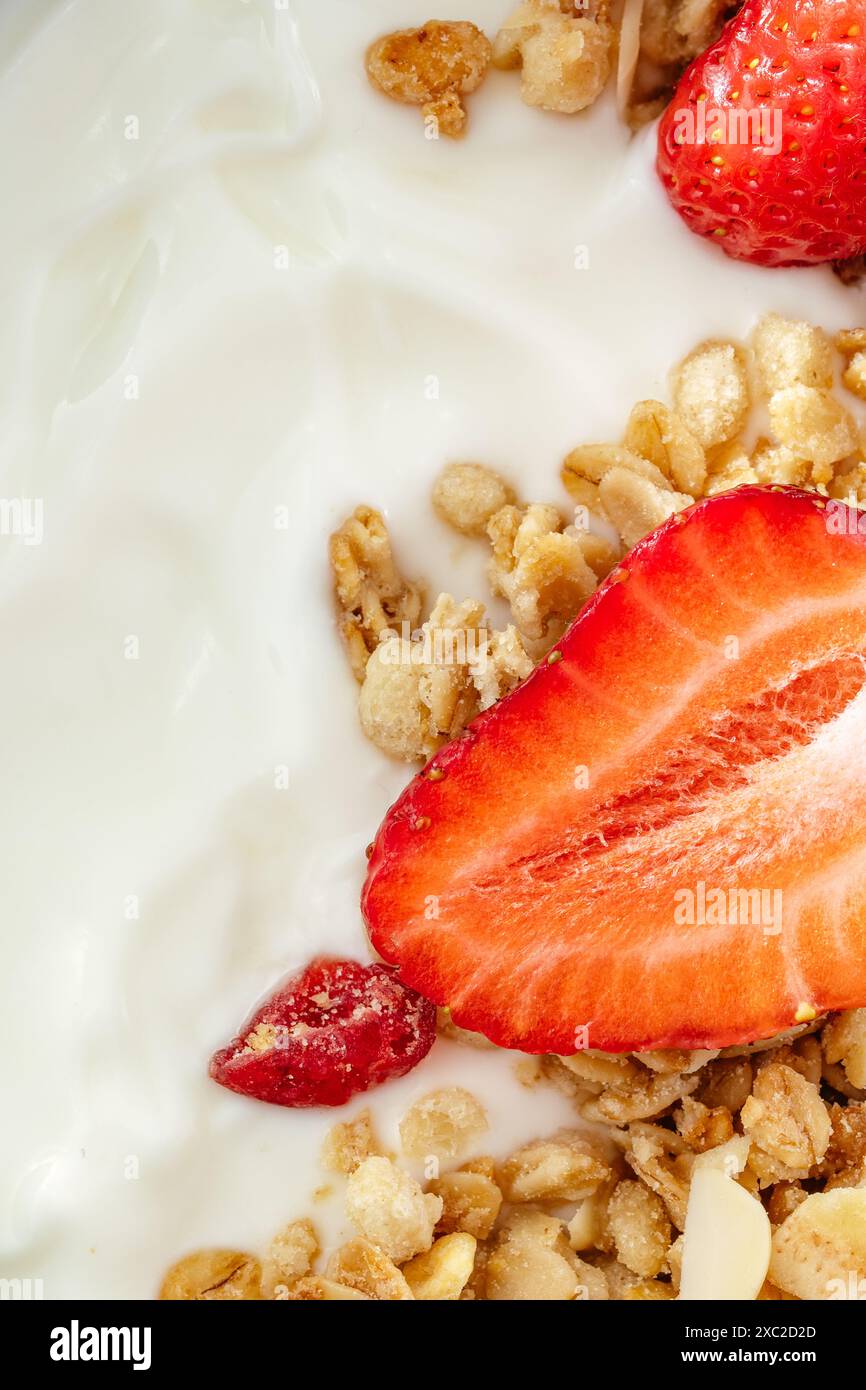 Müsli mit Joghurt und Erdbeeren in einer Schüssel auf dem Tisch Stockfoto
