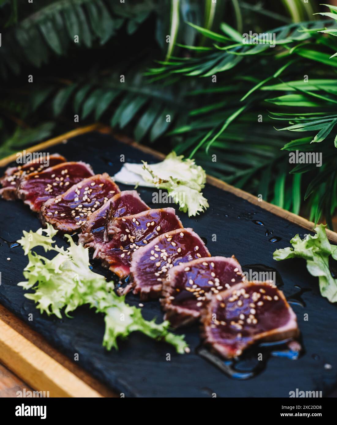 Ausgezeichnete Stücke von hochwertigem Rindfleisch sehr selten, fast roh. Stockfoto