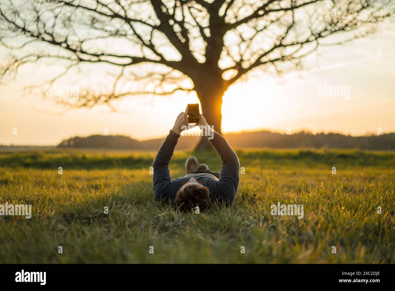 Der Mann macht ein Foto von der Natur, Sonnenuntergang am Telefon. Reisende. Stockfoto