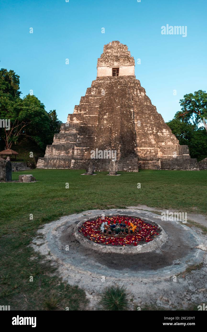 Ruinen von Tikal in Guatemala Pyramide mit Sonnenuntergang Stockfoto