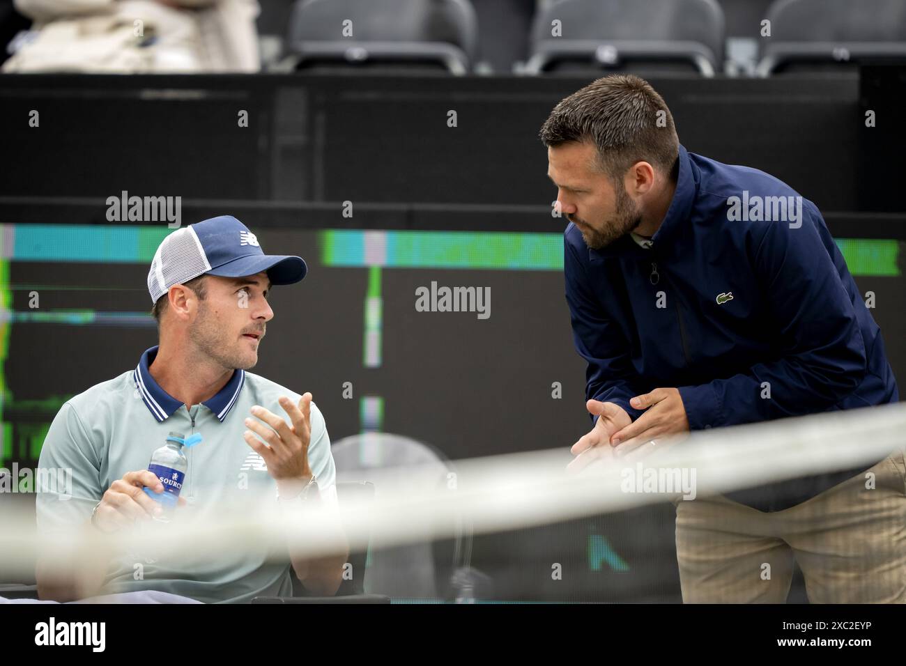 ROSMALEN - 14.06.2024, Tommy Paul (USA) im Gespräch mit Schiedsrichter Christian Rask am siebten Tag des Libema Open Tennis Turniers in Rosmalen. ANP SANDER KONING Credit: ANP/Alamy Live News Stockfoto