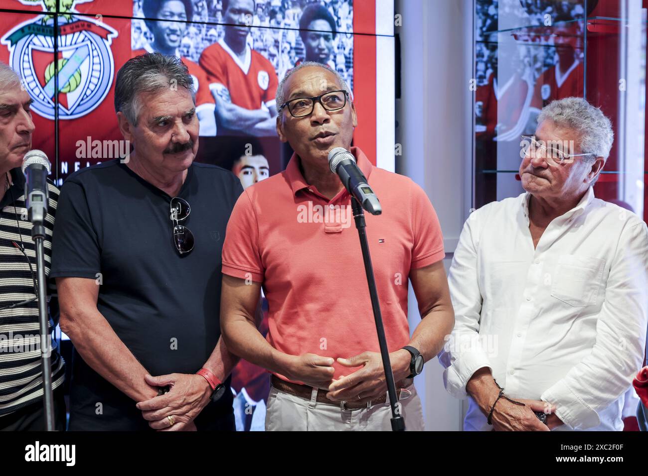 Lissabon, Portugal. Juni 2024. Lissabon, 12/06/2024 - die Präsentation des neuen offiziellen Trikots von Sport Lisboa e Benfica für die Saison 24/25 fand heute Nachmittag im Benfica Official Store Rossio in Lissabon statt, bei dem ehemalige Spieler der Saison 74/75 anwesend waren. Quelle: Atlantico Press/Alamy Live News Stockfoto