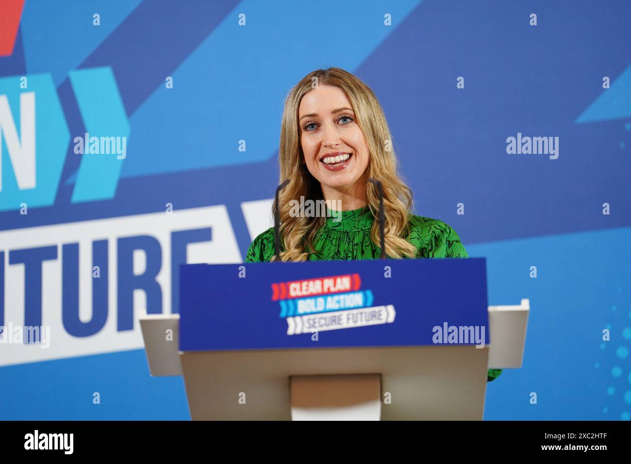 Die Chefsekretärin des Finanzministeriums Laura Trott reagiert auf den Start des Labour-Manifests während einer Pressekonferenz in Westminster, Zentrum von London, während sie sich auf dem Wahlkampfpfad der allgemeinen Wahlen befindet. Bilddatum: Freitag, 14. Juni 2024. Stockfoto