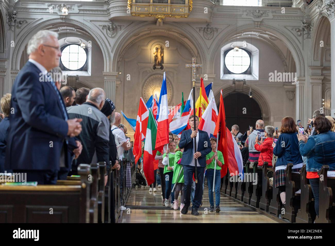 Die Deutsche Bischofskonferenz und die Evangelische Kirche in Deutschland EKD haben am Tag des Eroeffnungsspiels der Fussball-Europameisterschaft in Deutschland 14.06.2024 zu einem oekumenischen Gottesdienst in die Kirche St. Michael in München, der unter dem Motto United steht, eingeladen. Den Gottesdienst leiten der Sportbeauftragte des Rates der EKD, Praeses Thorsten Latzel Evangelische Kirche im Rheinland und der Sportbischof der Deutschen Bischofskonferenz, Bischof Stefan Oster SDB Passau. Siehe epd-Meldung vom 14.06.2024 REDAKTIONELLE VERWENDUNG NUR *** die Deutsche Bischofskonferenz und die Evang Stockfoto