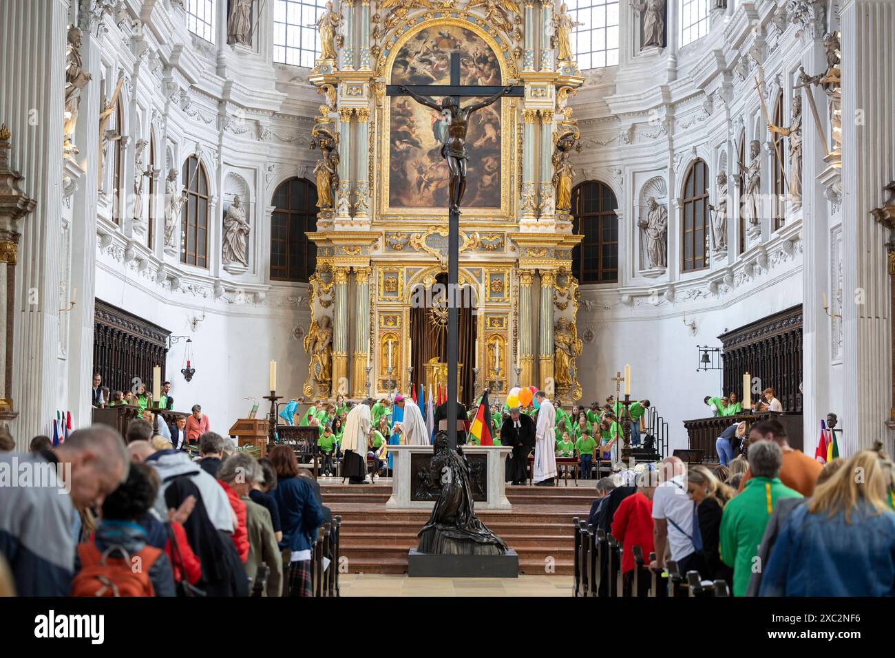 Die Deutsche Bischofskonferenz und die Evangelische Kirche in Deutschland EKD haben am Tag des Eroeffnungsspiels der Fussball-Europameisterschaft in Deutschland 14.06.2024 zu einem oekumenischen Gottesdienst in die Kirche St. Michael in München, der unter dem Motto United steht, eingeladen. Den Gottesdienst leiten der Sportbeauftragte des Rates der EKD, Praeses Thorsten Latzel Evangelische Kirche im Rheinland und der Sportbischof der Deutschen Bischofskonferenz, Bischof Stefan Oster SDB Passau. Siehe epd-Meldung vom 14.06.2024 REDAKTIONELLE VERWENDUNG NUR *** die Deutsche Bischofskonferenz und die Evang Stockfoto