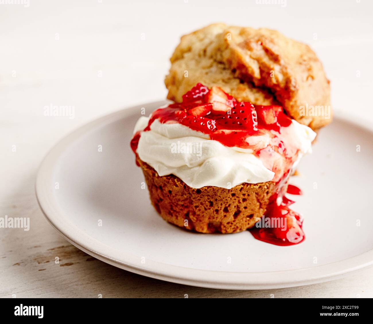 Frischer Scone mit Schlagsahne und Erdbeerdessertaufstrich Stockfoto