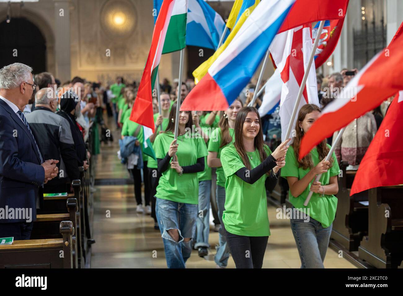 Die Deutsche Bischofskonferenz und die Evangelische Kirche in Deutschland EKD haben am Tag des Eroeffnungsspiels der Fussball-Europameisterschaft in Deutschland 14.06.2024 zu einem oekumenischen Gottesdienst in die Kirche St. Michael in München, der unter dem Motto United steht, eingeladen. Den Gottesdienst leiten der Sportbeauftragte des Rates der EKD, Praeses Thorsten Latzel Evangelische Kirche im Rheinland und der Sportbischof der Deutschen Bischofskonferenz, Bischof Stefan Oster SDB Passau. Siehe epd-Meldung vom 14.06.2024 REDAKTIONELLE VERWENDUNG NUR *** die Deutsche Bischofskonferenz und die Evang Stockfoto