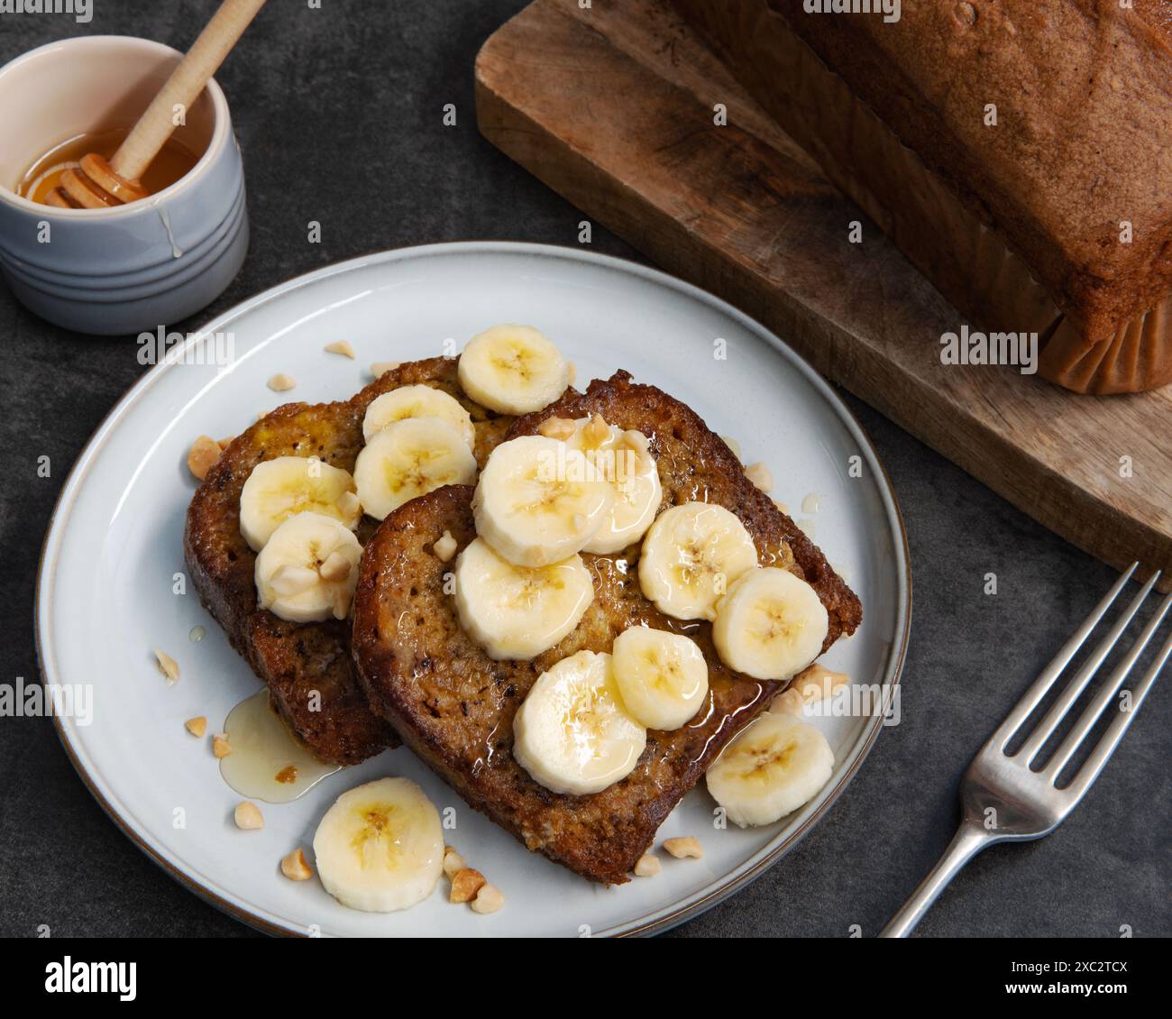 Bananenbrot mit französischem Toast, belegt mit frischen Bananenscheiben und Honig Stockfoto