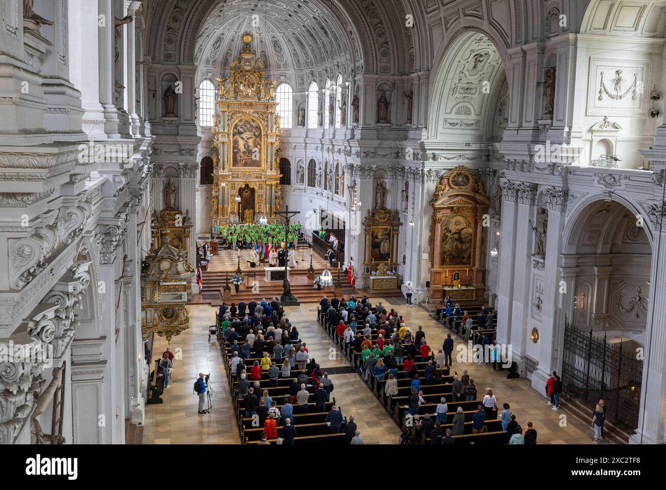 Die Deutsche Bischofskonferenz und die Evangelische Kirche in Deutschland EKD haben am Tag des Eroeffnungsspiels der Fussball-Europameisterschaft in Deutschland 14.06.2024 zu einem oekumenischen Gottesdienst in die Kirche St. Michael in München, der unter dem Motto United steht, eingeladen. Den Gottesdienst leiten der Sportbeauftragte des Rates der EKD, Praeses Thorsten Latzel Evangelische Kirche im Rheinland und der Sportbischof der Deutschen Bischofskonferenz, Bischof Stefan Oster SDB Passau. Siehe epd-Meldung vom 14.06.2024 REDAKTIONELLE VERWENDUNG NUR *** die Deutsche Bischofskonferenz und die Evang Stockfoto