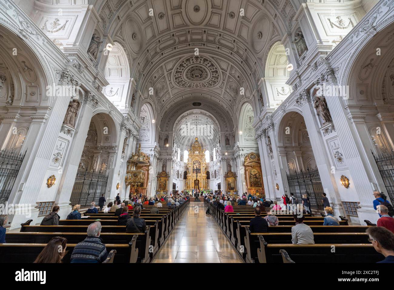 Die Deutsche Bischofskonferenz und die Evangelische Kirche in Deutschland EKD haben am Tag des Eroeffnungsspiels der Fussball-Europameisterschaft in Deutschland 14.06.2024 zu einem oekumenischen Gottesdienst in die Kirche St. Michael in München, der unter dem Motto United steht, eingeladen. Den Gottesdienst leiten der Sportbeauftragte des Rates der EKD, Praeses Thorsten Latzel Evangelische Kirche im Rheinland und der Sportbischof der Deutschen Bischofskonferenz, Bischof Stefan Oster SDB Passau. Siehe epd-Meldung vom 14.06.2024 REDAKTIONELLE VERWENDUNG NUR *** die Deutsche Bischofskonferenz und die Evang Stockfoto