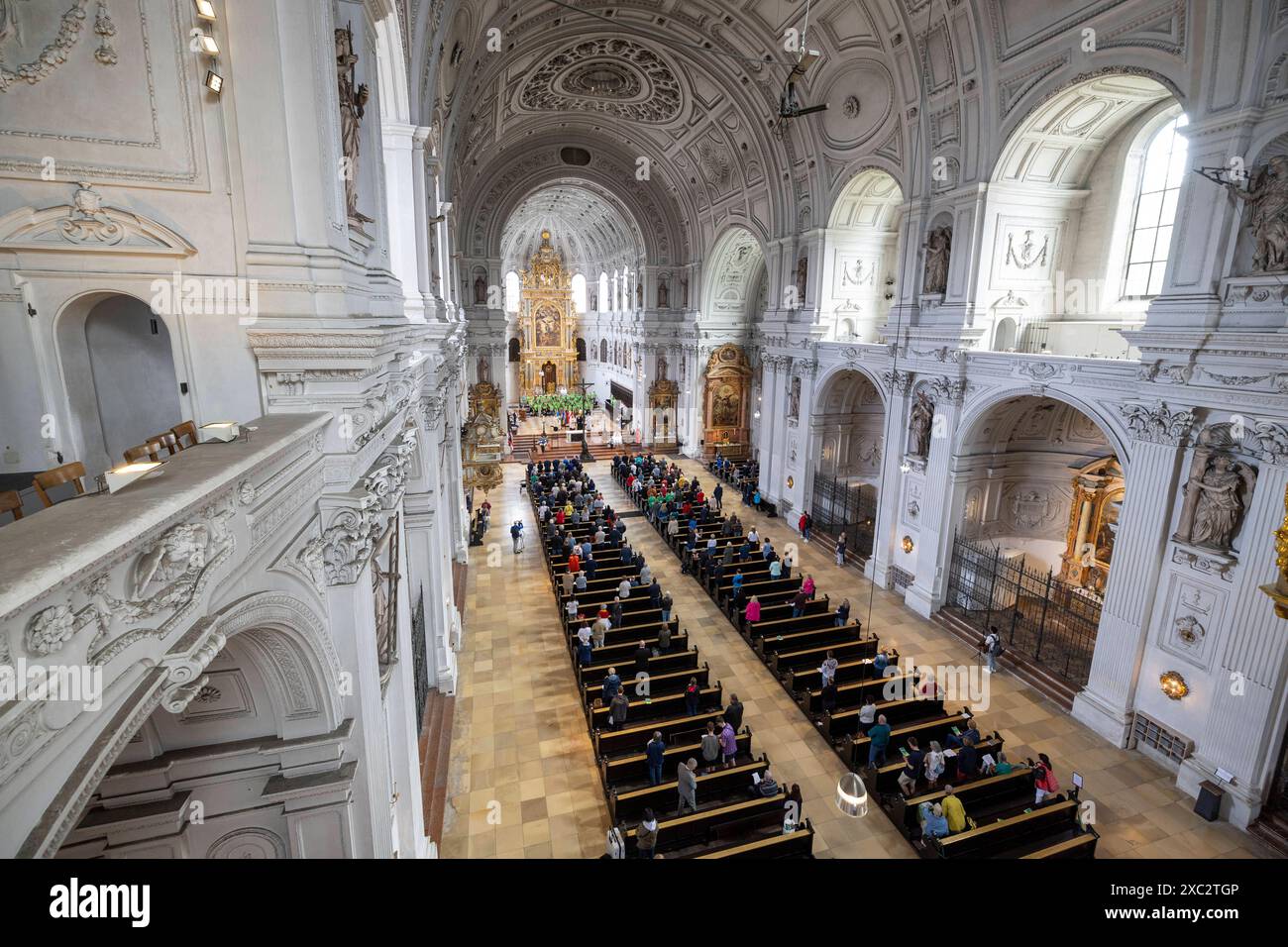 Die Deutsche Bischofskonferenz und die Evangelische Kirche in Deutschland EKD haben am Tag des Eroeffnungsspiels der Fussball-Europameisterschaft in Deutschland 14.06.2024 zu einem oekumenischen Gottesdienst in die Kirche St. Michael in München, der unter dem Motto United steht, eingeladen. Den Gottesdienst leiten der Sportbeauftragte des Rates der EKD, Praeses Thorsten Latzel Evangelische Kirche im Rheinland und der Sportbischof der Deutschen Bischofskonferenz, Bischof Stefan Oster SDB Passau. Siehe epd-Meldung vom 14.06.2024 REDAKTIONELLE VERWENDUNG NUR *** die Deutsche Bischofskonferenz und die Evang Stockfoto