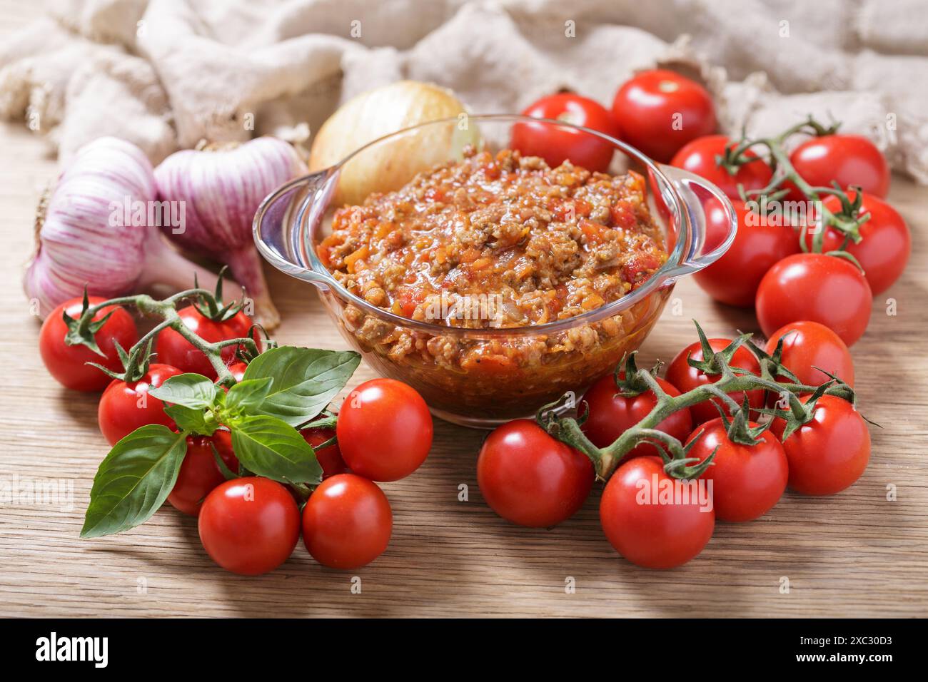 Schüssel mit Fleischsoße Bolognese auf Holztisch Stockfoto