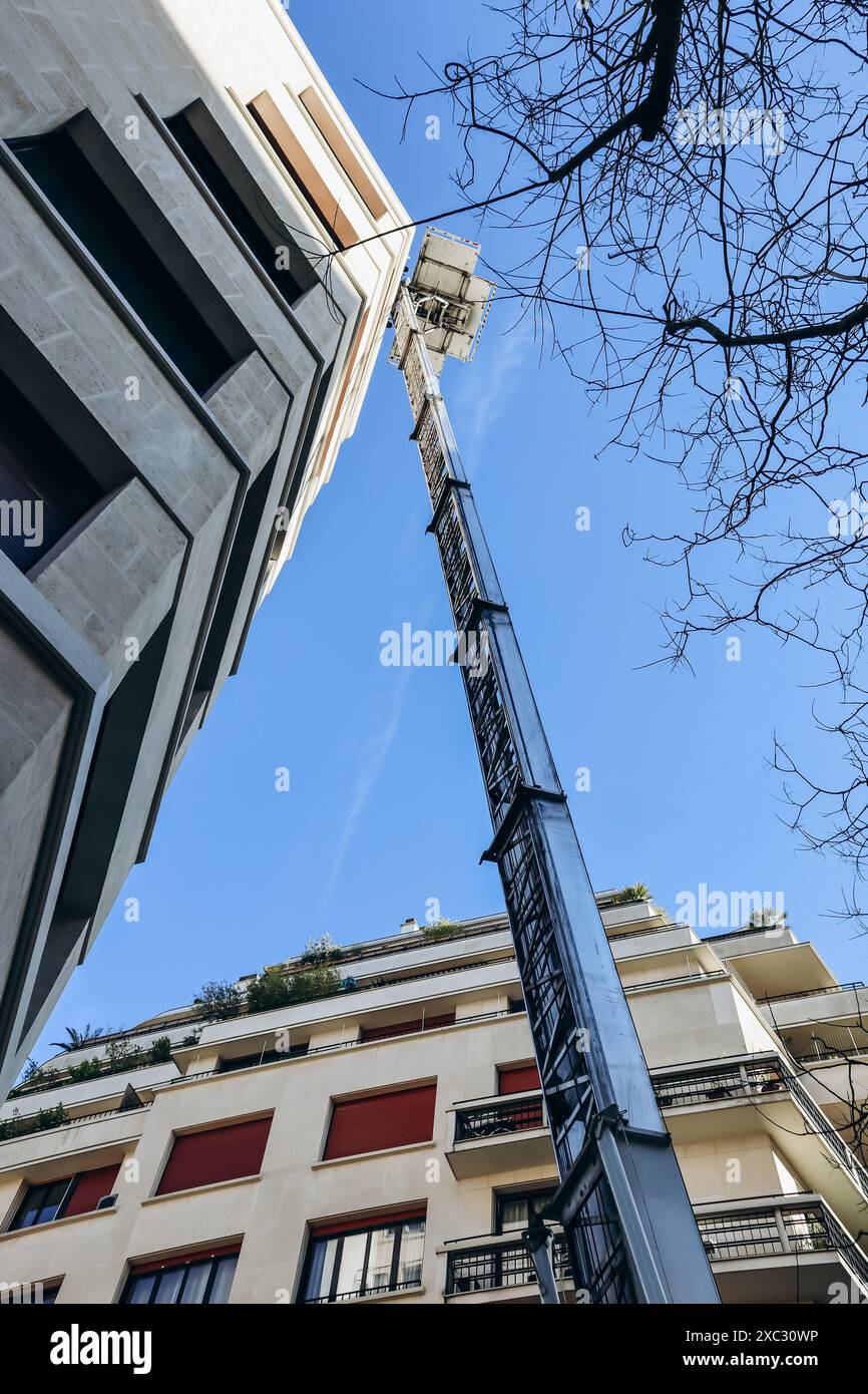 Möbellift in Paris in Betrieb Stockfoto