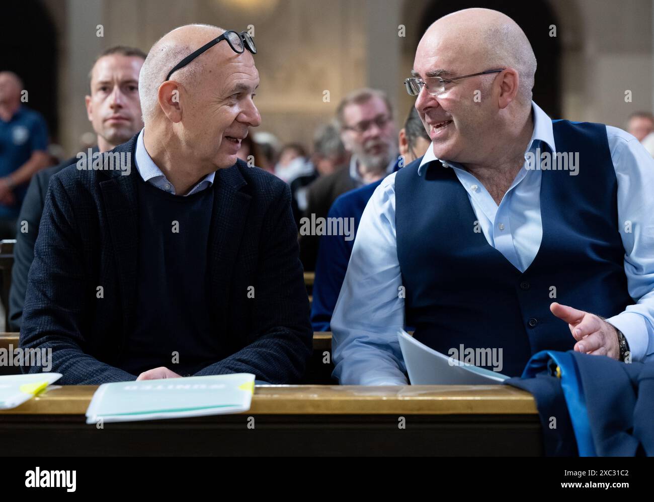 München, Deutschland. Juni 2024. Bernd Neuendorf (l), Präsident des Deutschen Fußballverbandes (DFB), und Mike Mulraney, Präsident des Schottischen Fußballverbandes, nehmen an einem ökumenischen „Vereinten“ Gottesdienst in der St. Michaelis Kirche zur Eröffnung der Fußball-Europameisterschaft Teil. Ziel des Gottesdienstes ist es, für Gottes Schutz und Segen für alle Teilnehmer und Gäste der UEFA EURO 2024 zu beten. Quelle: Sven Hoppe/dpa/Alamy Live News Stockfoto