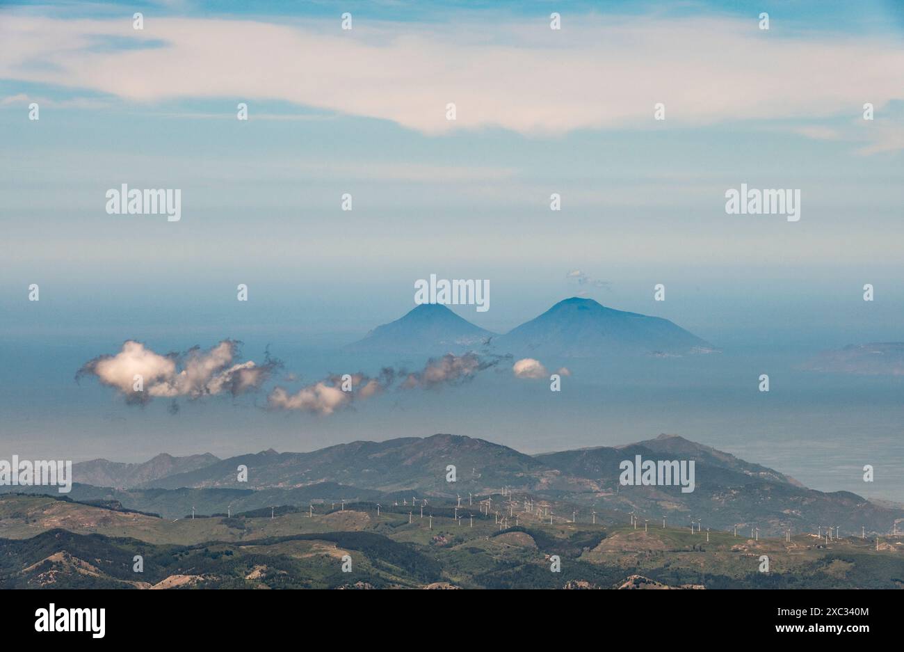 Lipari und Vulcano, zwei der Äolischen Inseln (Isole Eolie) vom Gipfel des Ätna aus gesehen. Windturbinen bedecken die Hügel im Vordergrund Stockfoto
