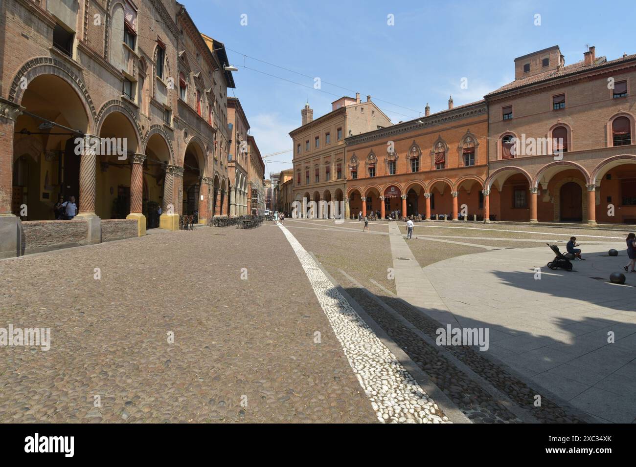 Piazza Santo Stefano ist ein bekannter und malerischer Platz in Bologna mit der Basilika di Santo Stefano, die aus sieben Kirchen von San Petronio besteht Stockfoto