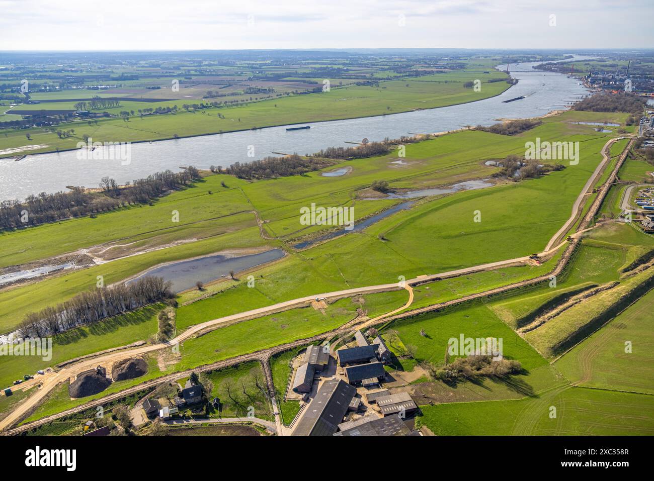 Luftaufnahme, Deich zwischen Dornick und Dornicksche Ward Landschaftsschutzgebiet LSG und Flughafen Emmerich-Palmersward, Rhein-Binnenschifffahrt Stockfoto