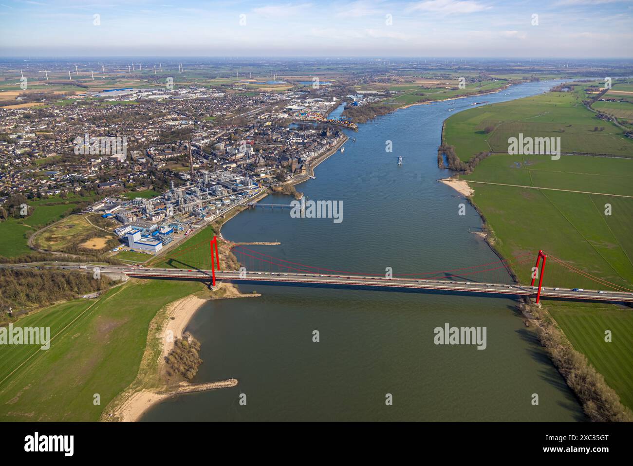 Luftaufnahme, Emmerich Rheinbrücke, längste Hängebrücke Deutschlands, Rhein mit Stadtblick und KLK Emmerich Chemieanlage, Deich Vorland ne Stockfoto