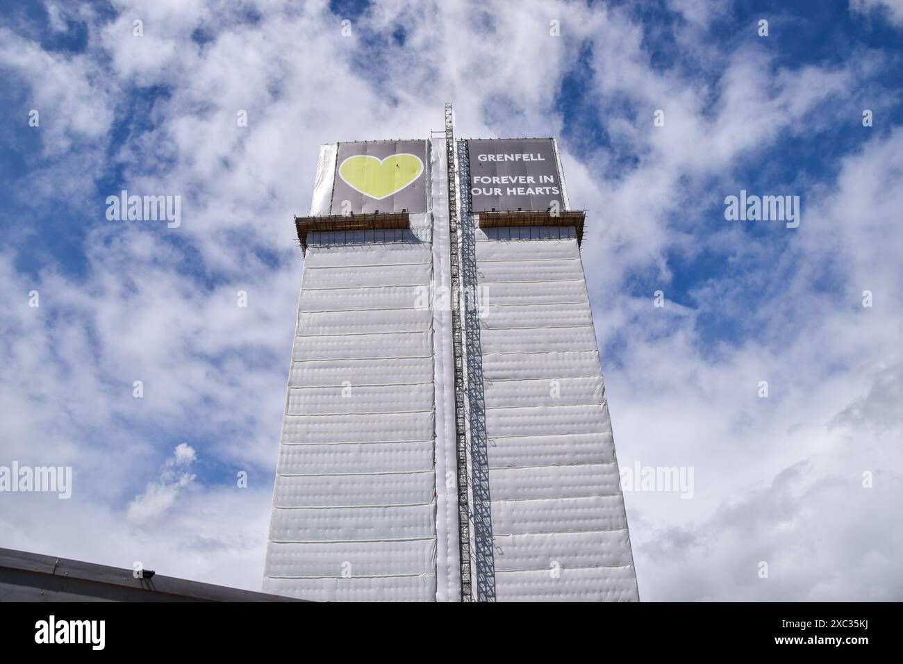 London, Großbritannien. Juni 2024. Grenfell Tower zum siebten Jahrestag der Katastrophe. 72 Menschen starben, als ein Brand in einem Wohnblock in North Kensington, West London, ausbrach. Quelle: Vuk Valcic/Alamy Live News Stockfoto