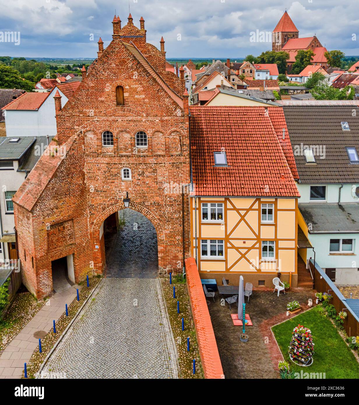 Luftaufnahme des alten Stadttors Steintor - Tribsees (Deutschland) Stockfoto