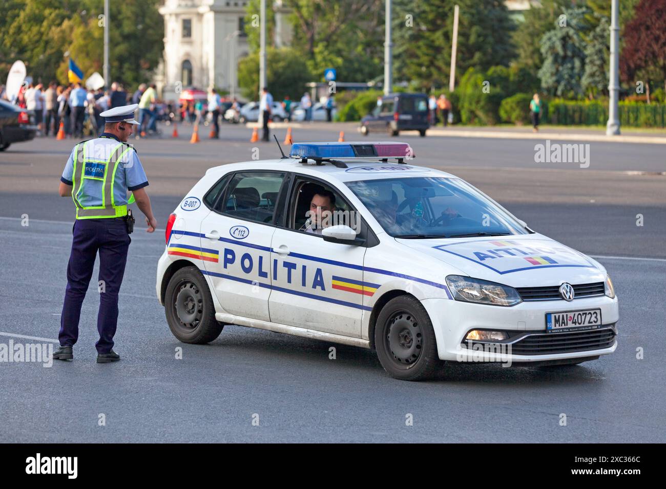 Bukarest, Rumänien – 24. Juni 2018: Polizist spricht mit seinen Kollegen in Piața de Victoriei. Stockfoto