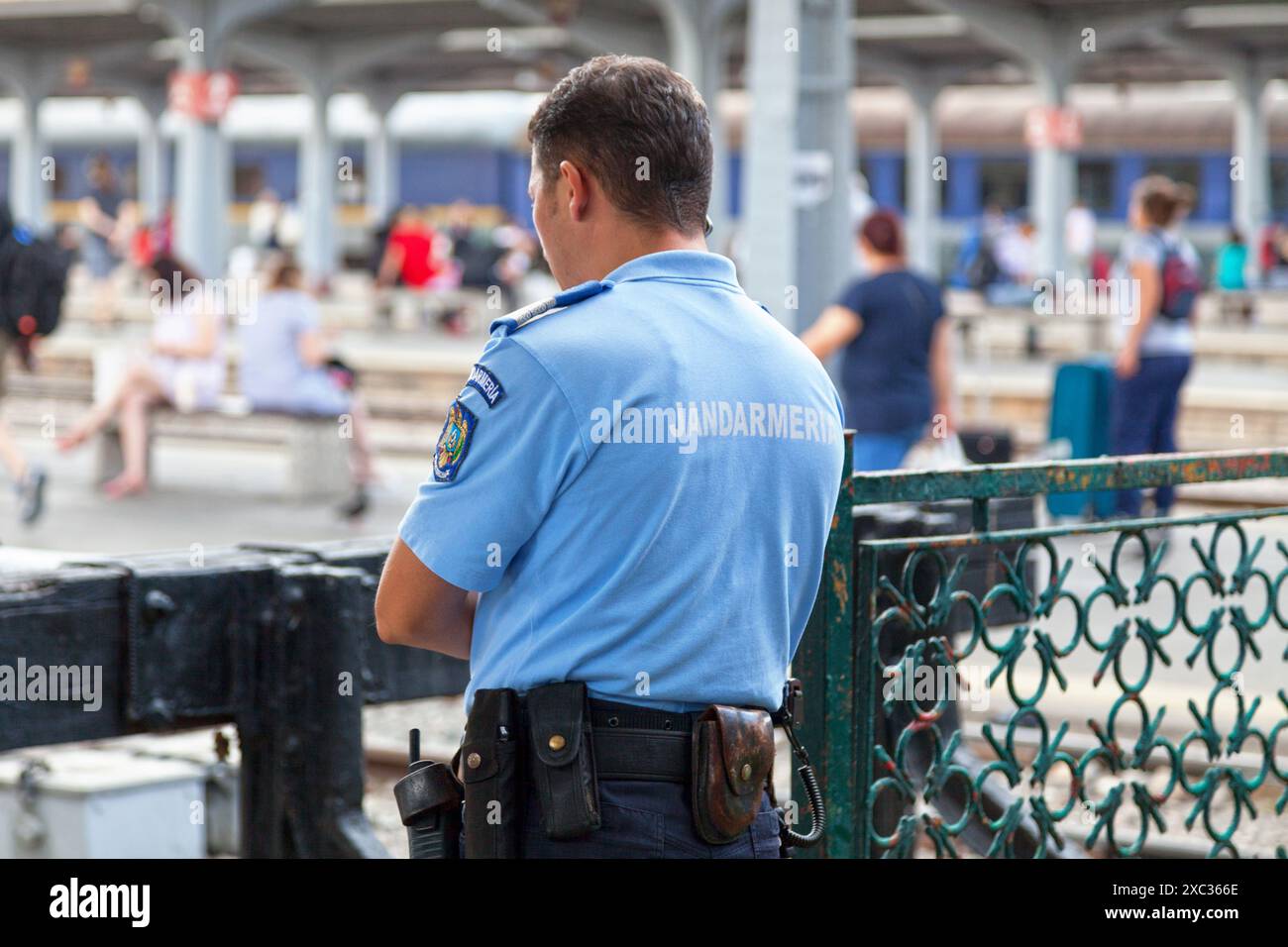 Bukarest, Rumänien - 25. Juni 2018: Offizier der Jandarmia am Bahnhof Gara de Nord. Stockfoto