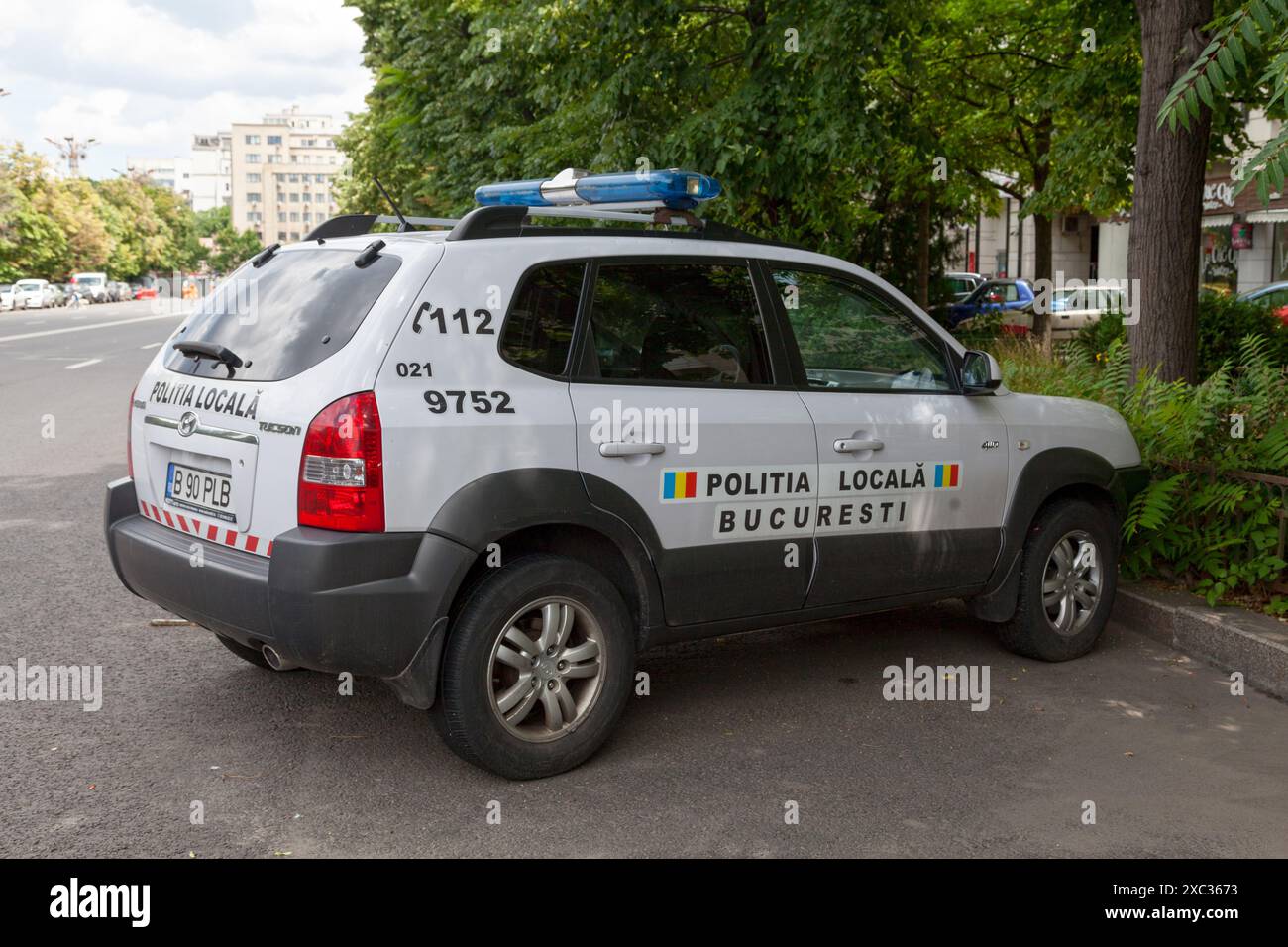 Bukarest, Rumänien - 24. Juni 2018: Polizeiauto der örtlichen Polizei parkt vor der Polizeiwache in der Nähe des parlaments. Stockfoto