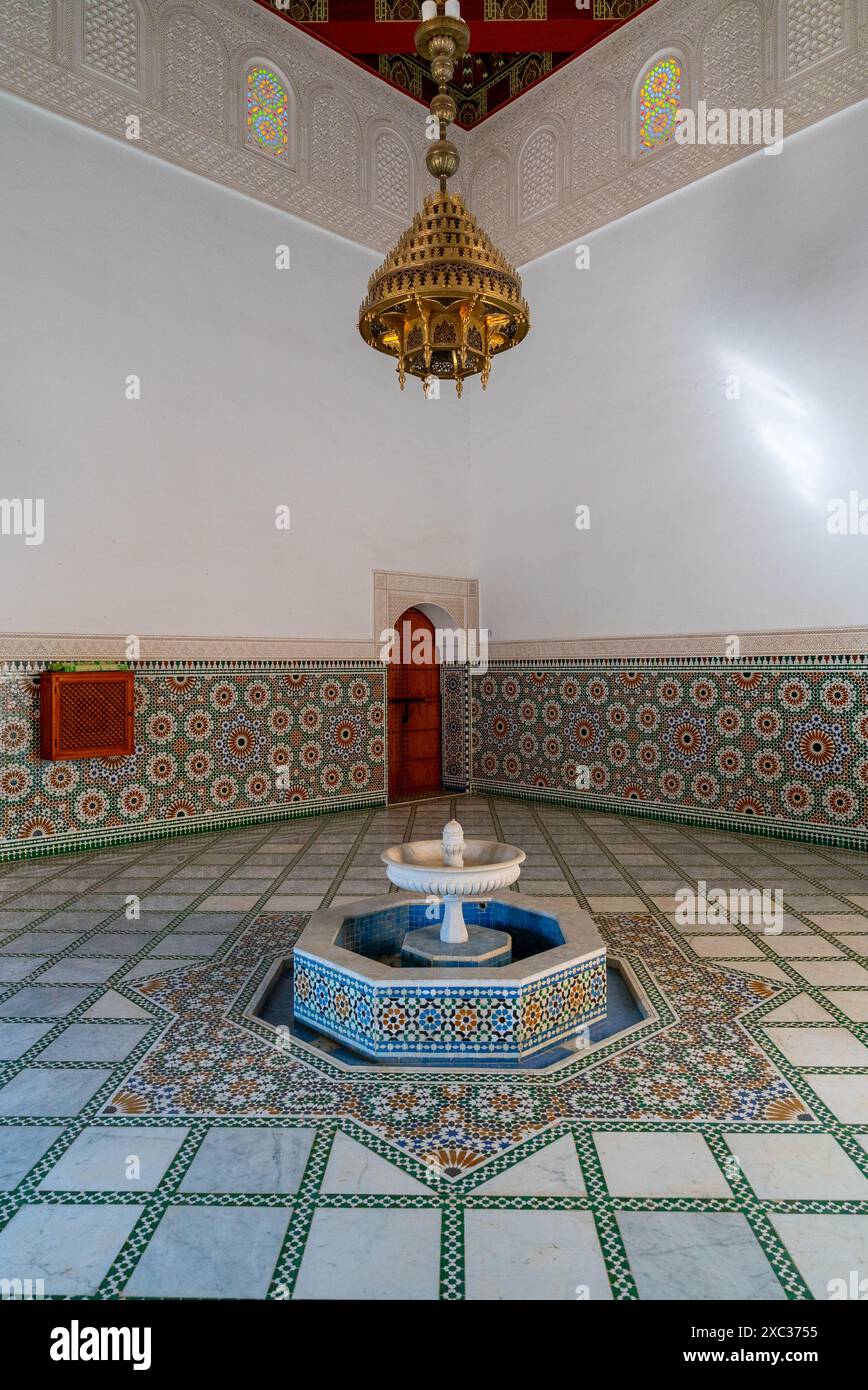 Meknes, Marokko - 5. März 2024: Innenansicht der Bou Inania Madrasa in der historischen Altstadt von Meknes Stockfoto
