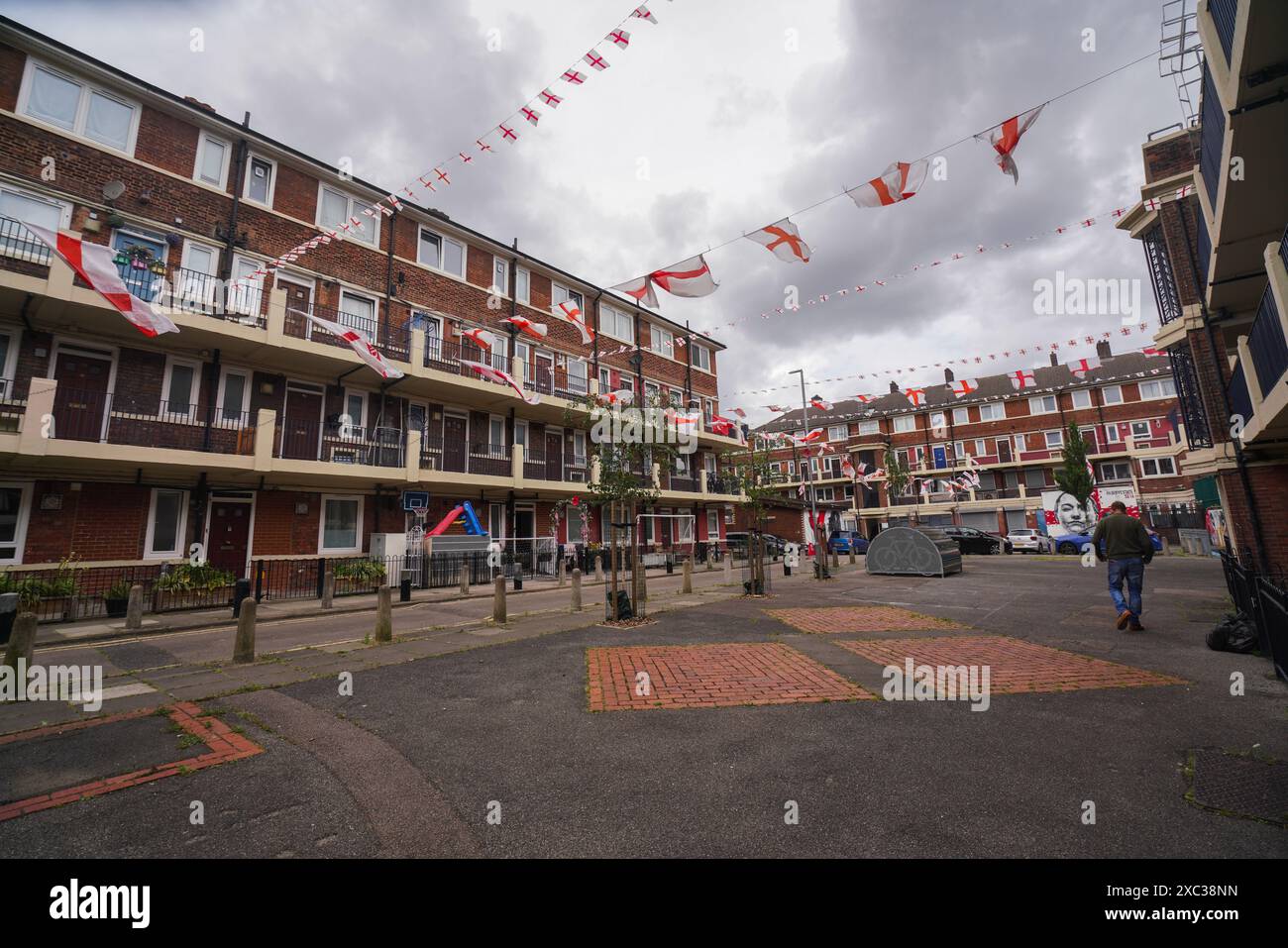 London, Großbritannien. 14. Juni 2024. Die Bewohner des Kirby Estate in Bermondsey im Südosten Londons haben Hunderte von England ( St. George's Cross) Flaggen und Fahnen vor dem Fußballturnier der UEFA EURO 2024 angebracht, das am 14. Juni 2024 beginnt, als Deutschland in München Schottland spielt. England wird am 16. Juni sein erstes Turnierspiel gegen Serbien ausspielen. Quelle: Amer Ghazzal/Alamy Live News Stockfoto