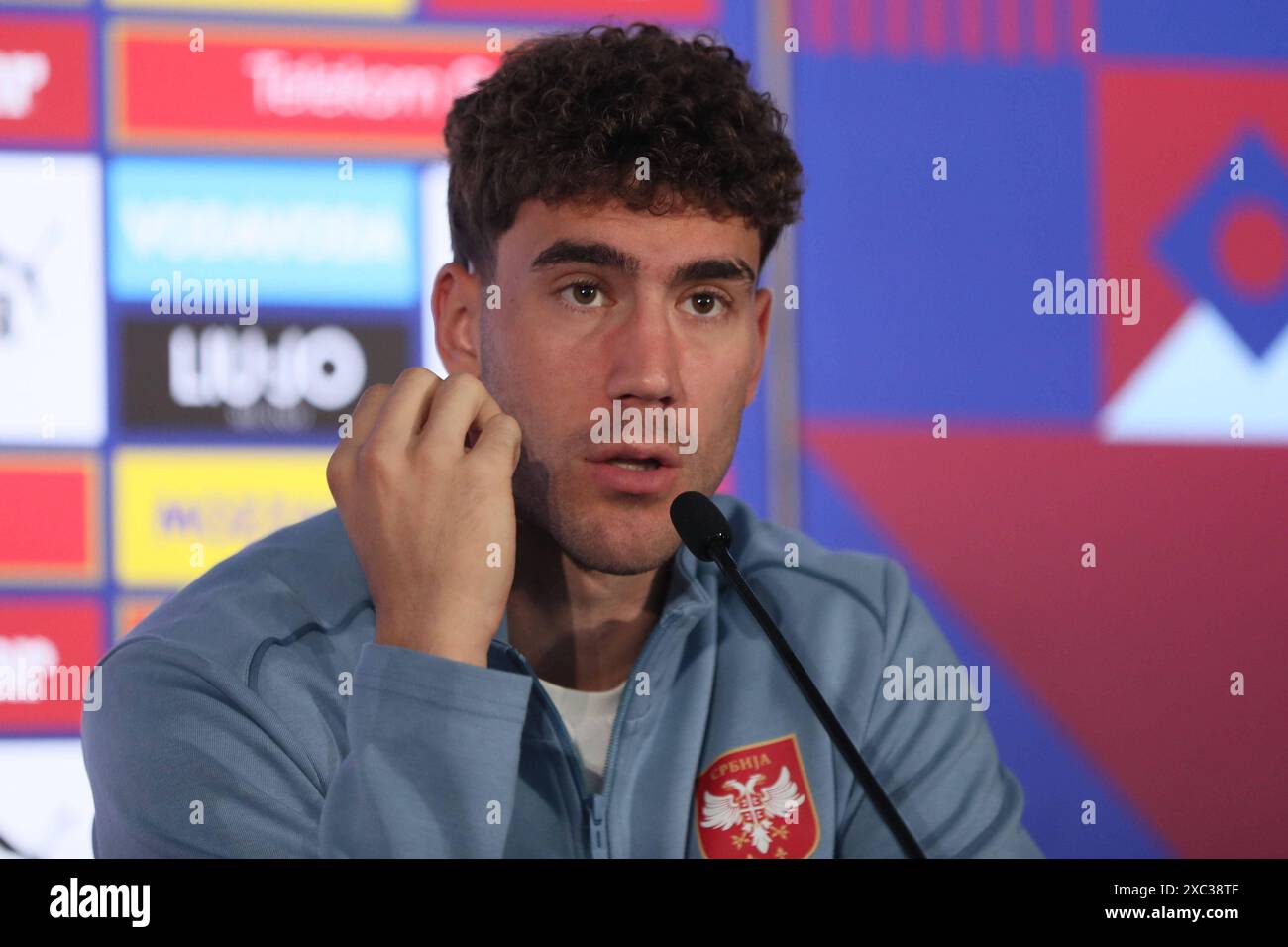 SERBISCHES FUSSBALLTEAM DUSAN VLAHOVIC Fudbaler reprezentacije Srbije pres konferencija pred utakmicu UEFA Evropskog prvenstva 2024 godine protiv Engleske u hotelu Maksimilijan, Augzburg 14.06.2024. Godine Foto: Fudbal, Reprezentacija, Srbija, UEFA Evropsko prvenstvo, EURO 2024 Augsburg Hotel Maximilian Germany 0MSM2563 Copyright: XMarkoxMetlas/xMNxPressx Stockfoto