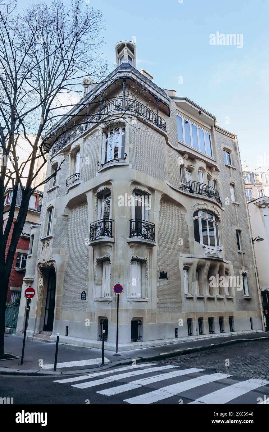 Paris, Frankreich - 26. Mai 2024: Berühmtes Jugendstilhaus des Architekten Hector Guimard im 16. Arrondissement von Paris Stockfoto