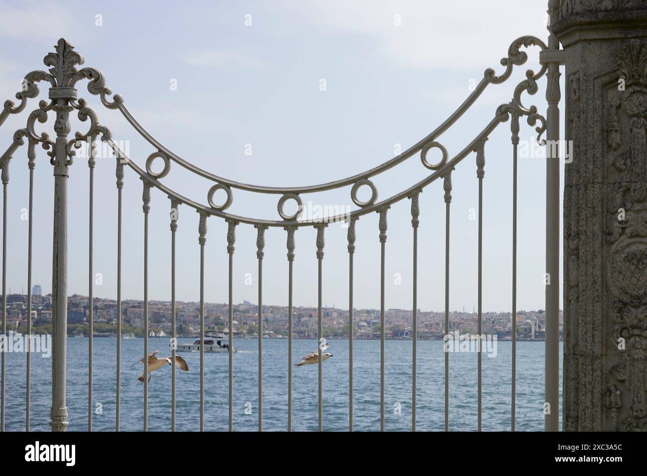 Hof des Dolmabahce Palace. Vögel und Himmel Stockfoto