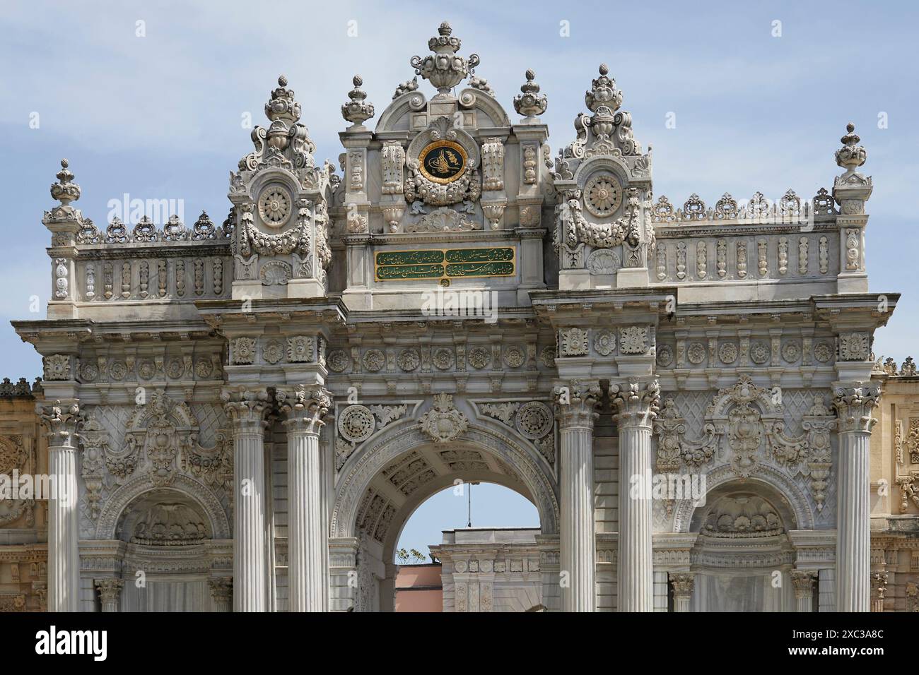 Vor den Toren des Dolmabahce Palace Stockfoto