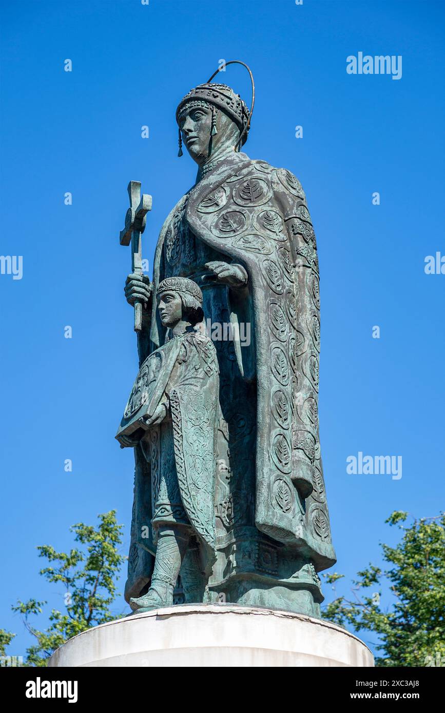 PSKOV, RUSSLAND - 11. JUNI 2024: Denkmal für Großherzogin Olga aus nächster Nähe. Pskov, Russland Stockfoto