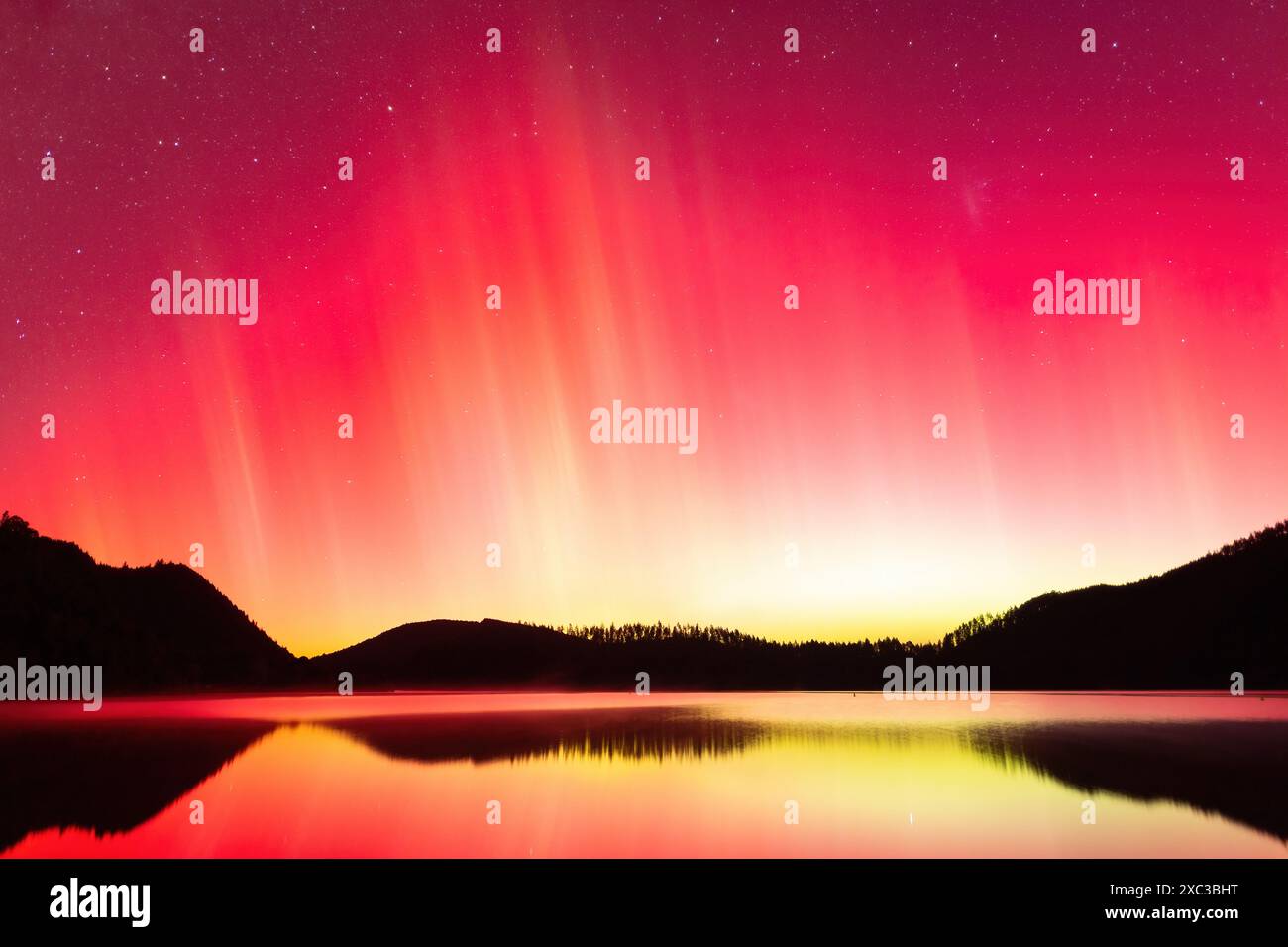 Die Aurora Australis erstrahlt am Nachthimmel über einem See in der Nähe von Rotorua, Neuseeland, während eines intensiven Sonnensturms Stockfoto