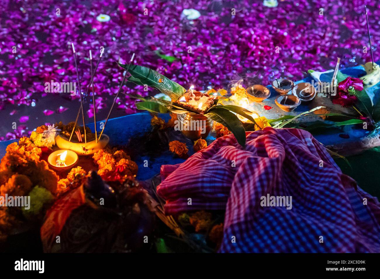 Traditionelle heilige Opfer brennender Öllampen am Fluss beim Chhath-Festival von Gläubigen Stockfoto