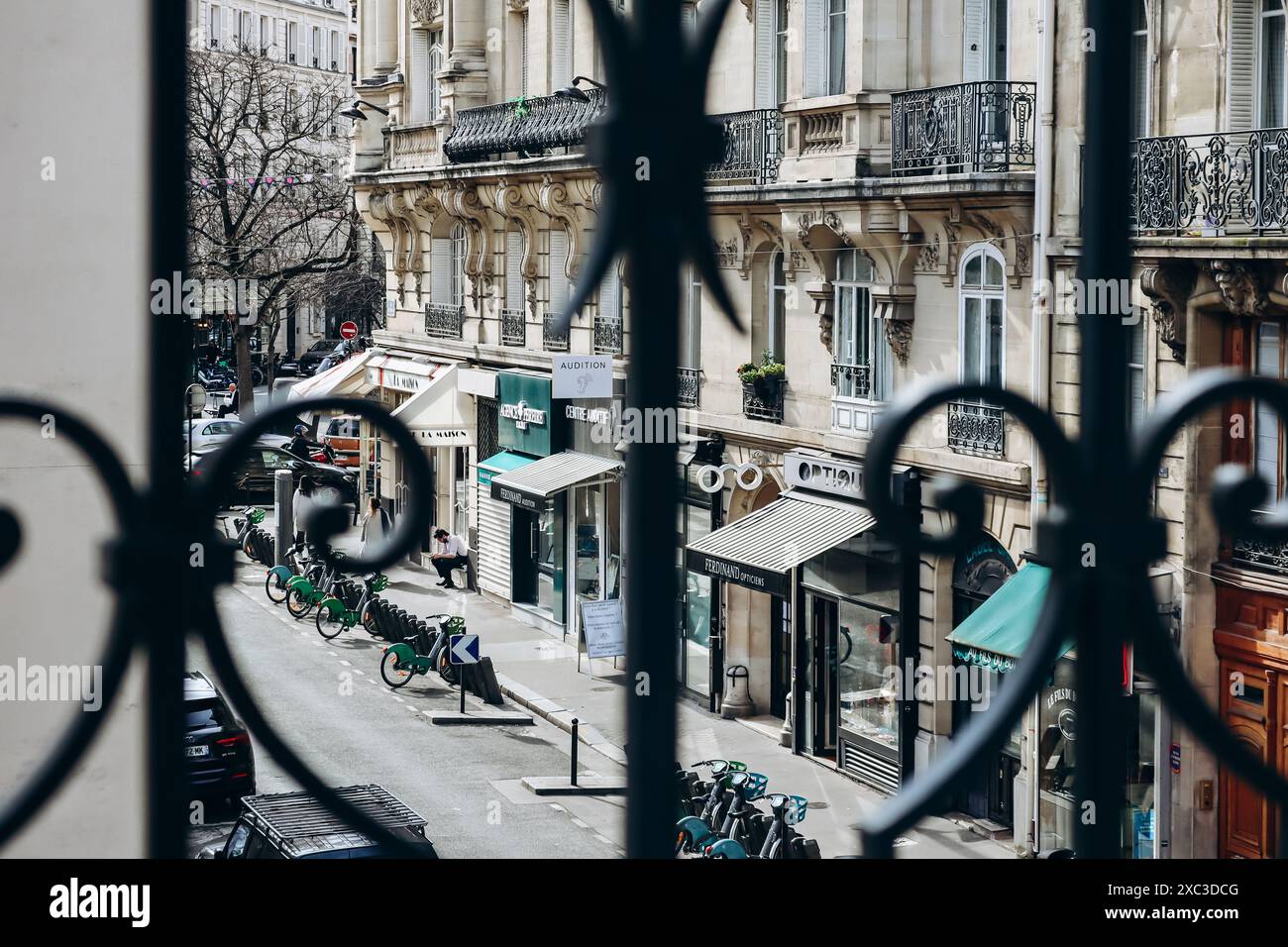 Paris, Frankreich - 14. März 2024: Blick vom Balkon einer Pariser Wohnung auf eine Straße im 17. Arrondissement von Paris Stockfoto