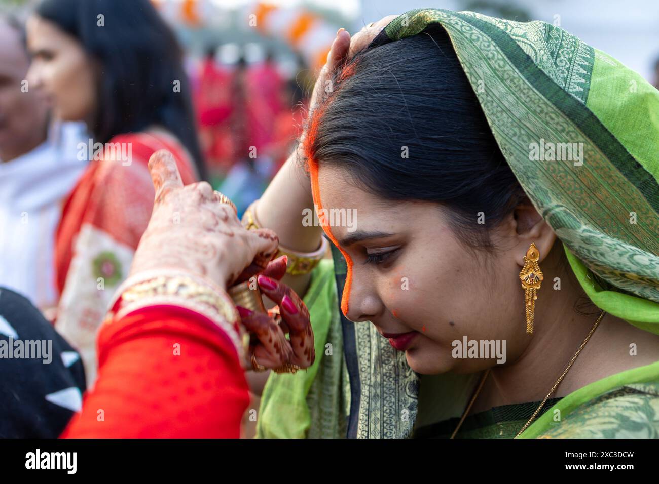 indianer heirateten Hindufrauen, die am Morgen auf dem Chhath-Festival an den heiligen Ritualen in Ziegel teilnahmen Stockfoto