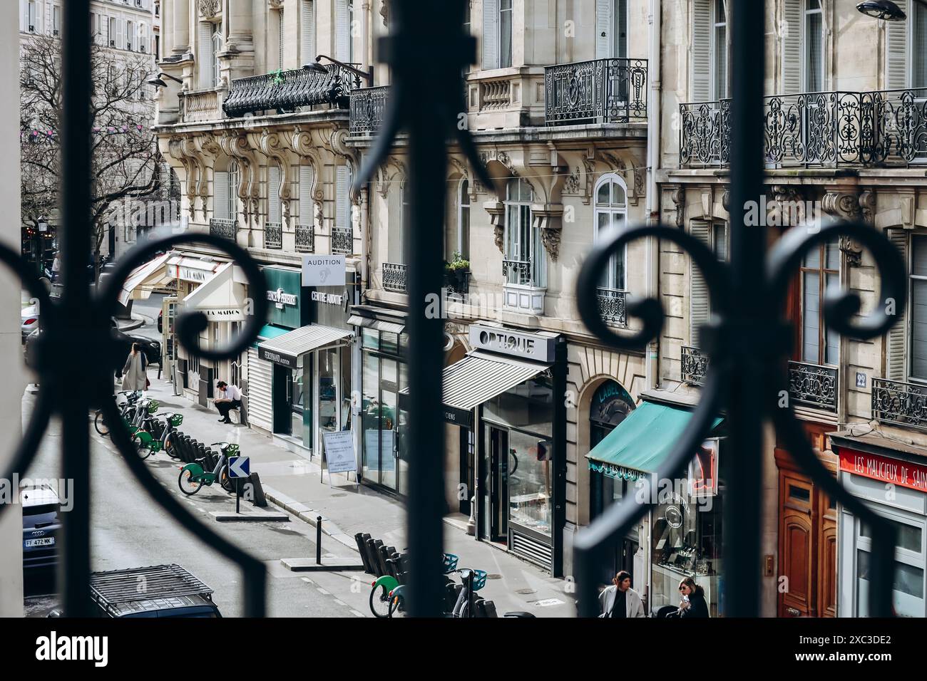 Paris, Frankreich - 14. März 2024: Blick vom Balkon einer Pariser Wohnung auf eine Straße im 17. Arrondissement von Paris Stockfoto