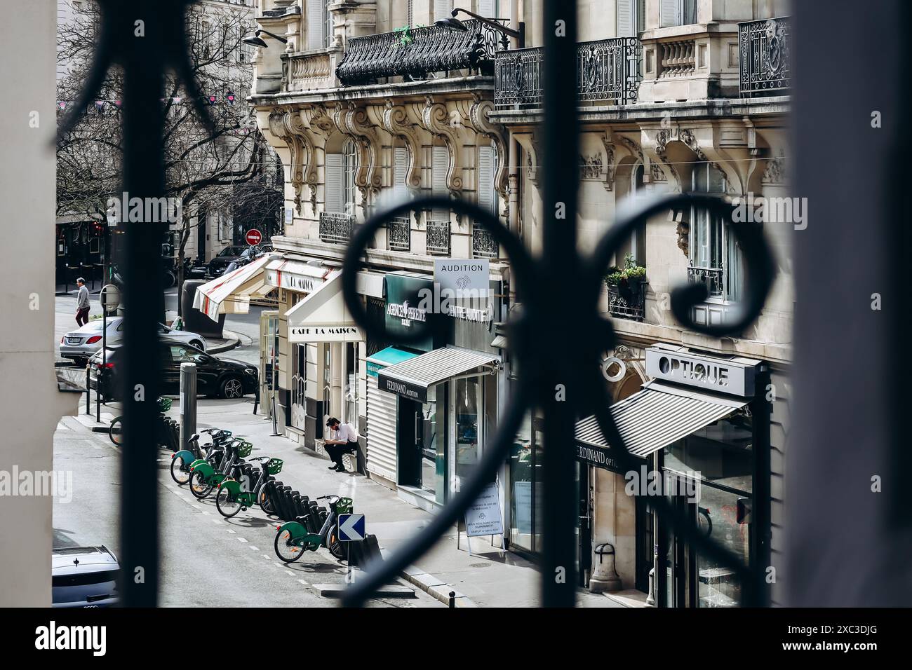 Paris, Frankreich - 14. März 2024: Blick vom Balkon einer Pariser Wohnung auf eine Straße im 17. Arrondissement von Paris Stockfoto