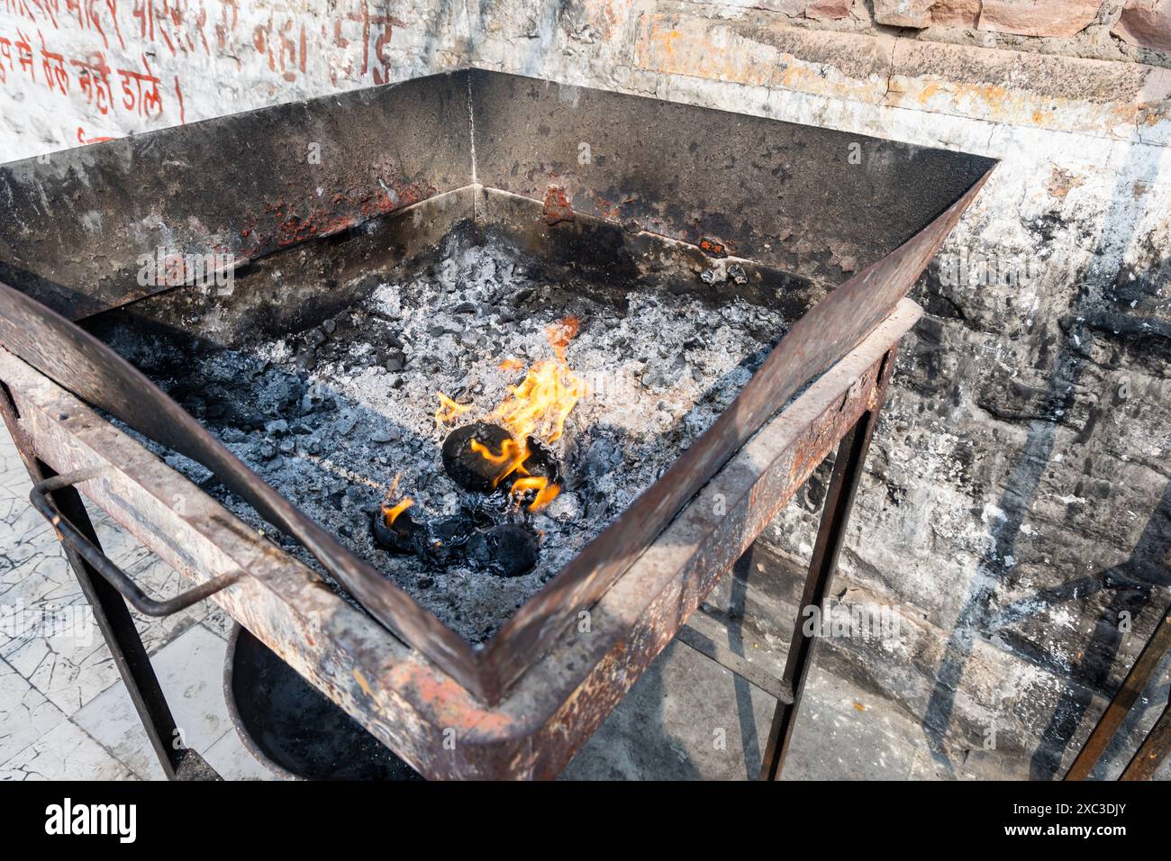 heiliges Feuer am hindutempel am Tag aus verschiedenen Blickwinkeln Stockfoto